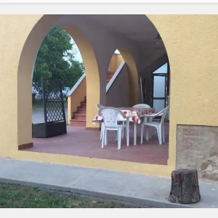 Trilocale In Campagna Con Giardino 